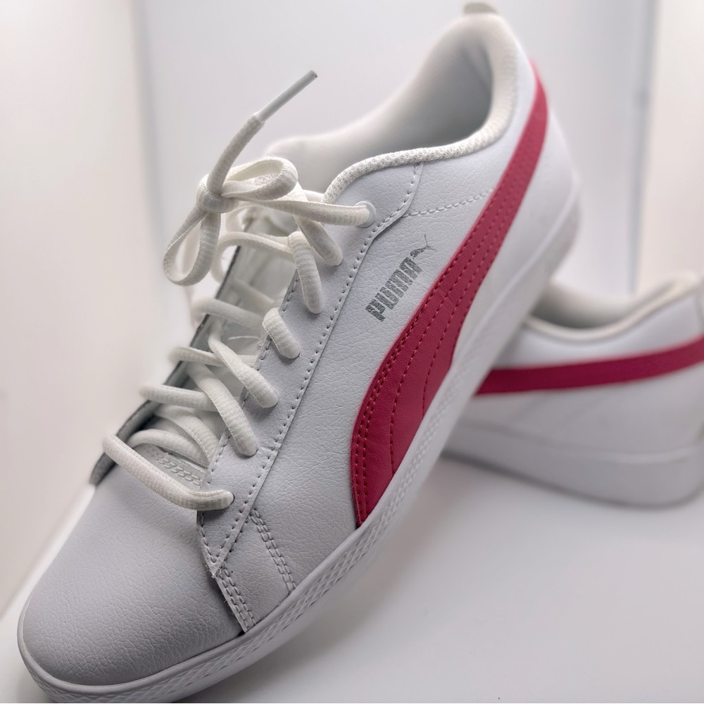 White Leather Puma Sneaker’s With Pink Accent